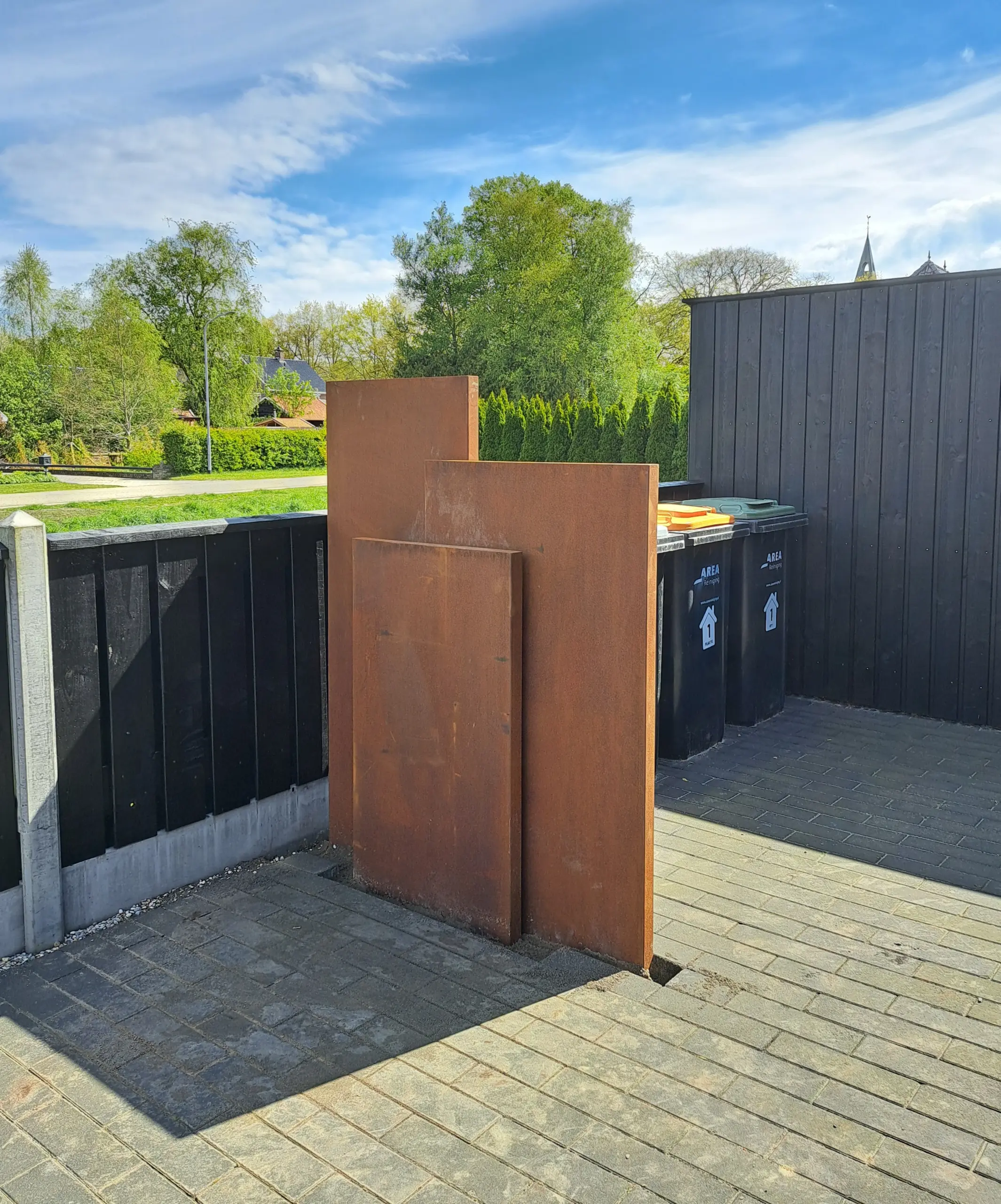 Cortenstaal container ombouw en afscherming voor afvalbakken in voortuin