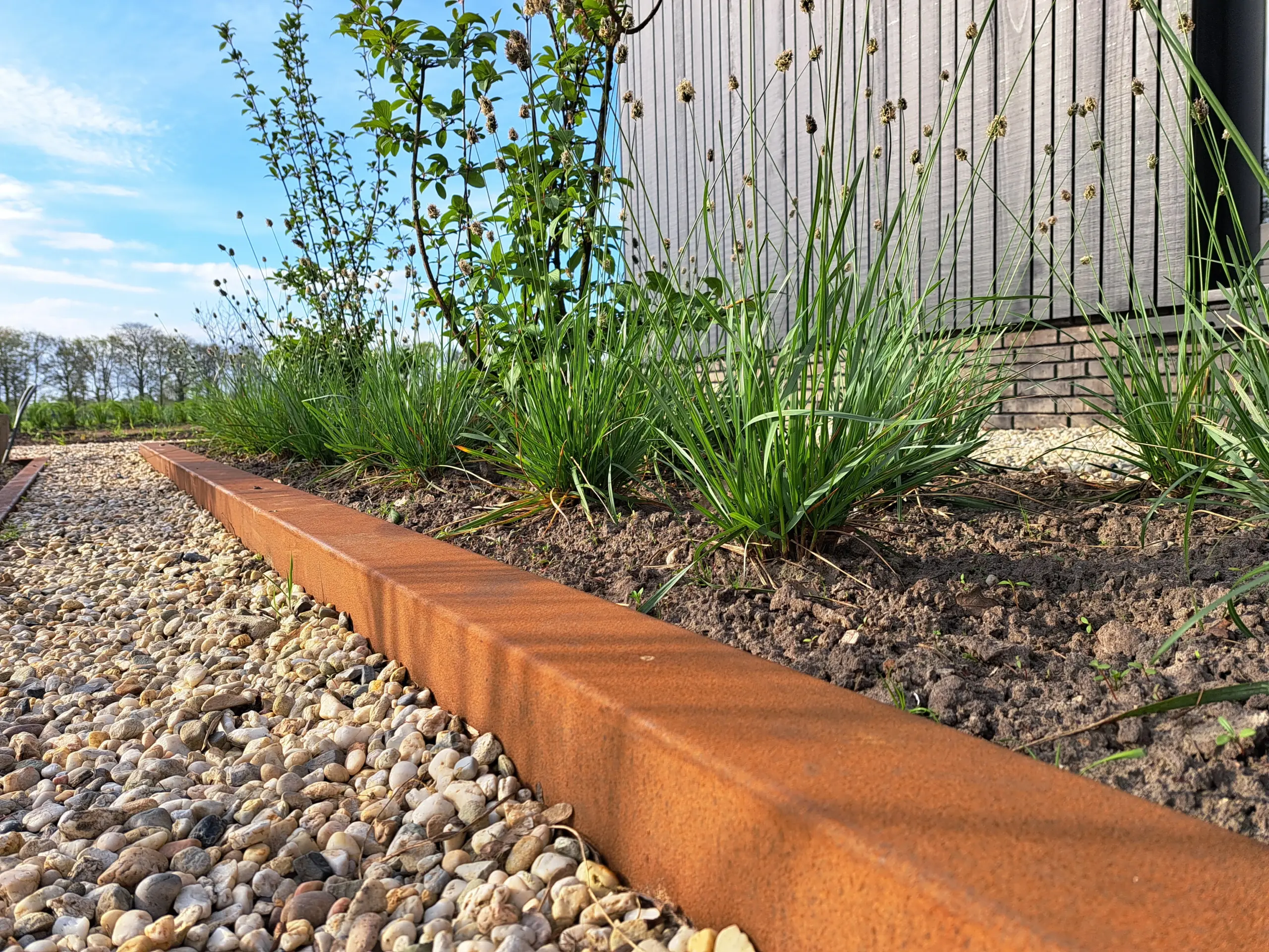 Cortenstaal tuinafscheiding en borderrand langs gazon en beplanting