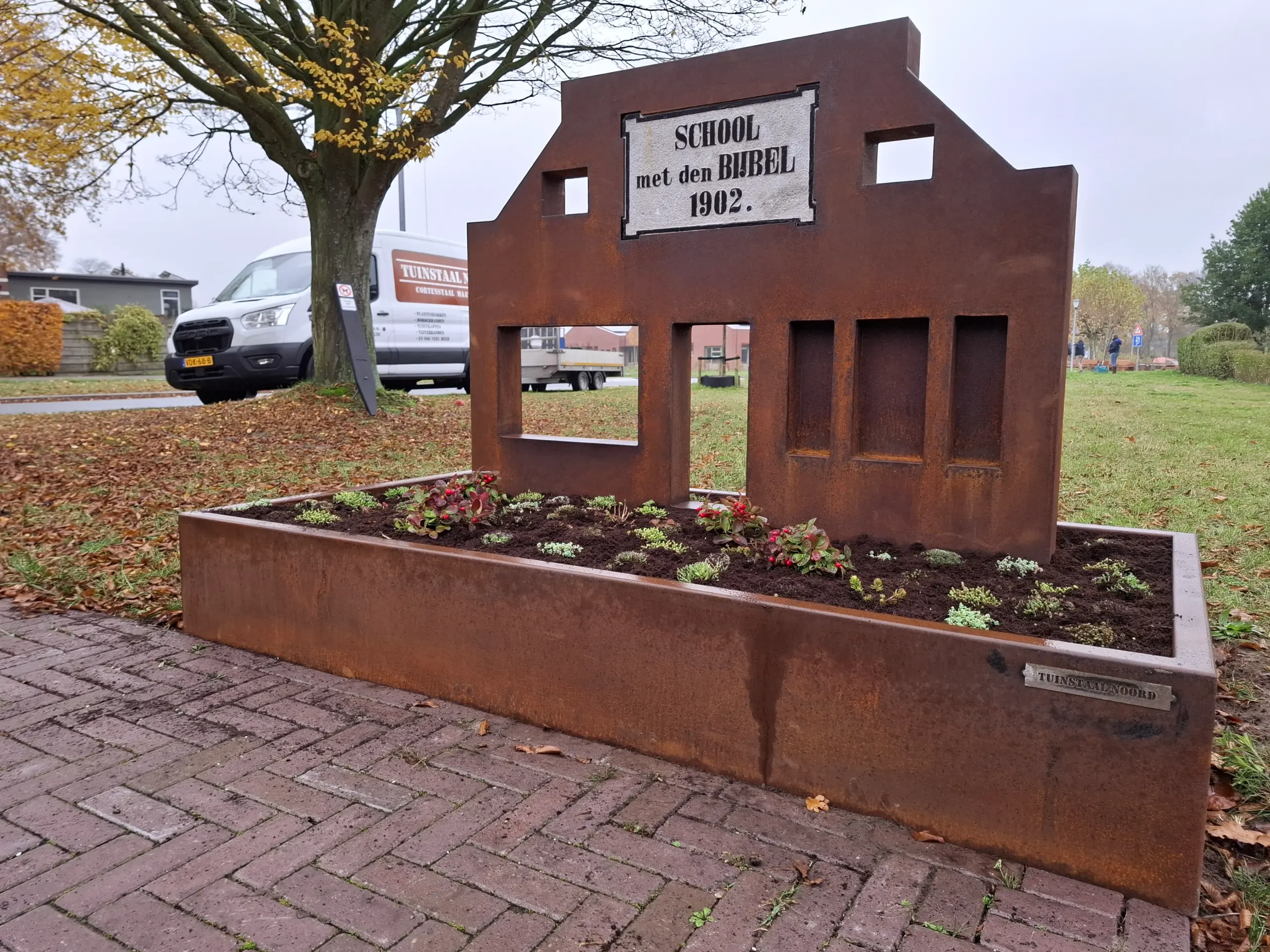 Cortenstaal gedenkmonument met gegraveerde naamplaat