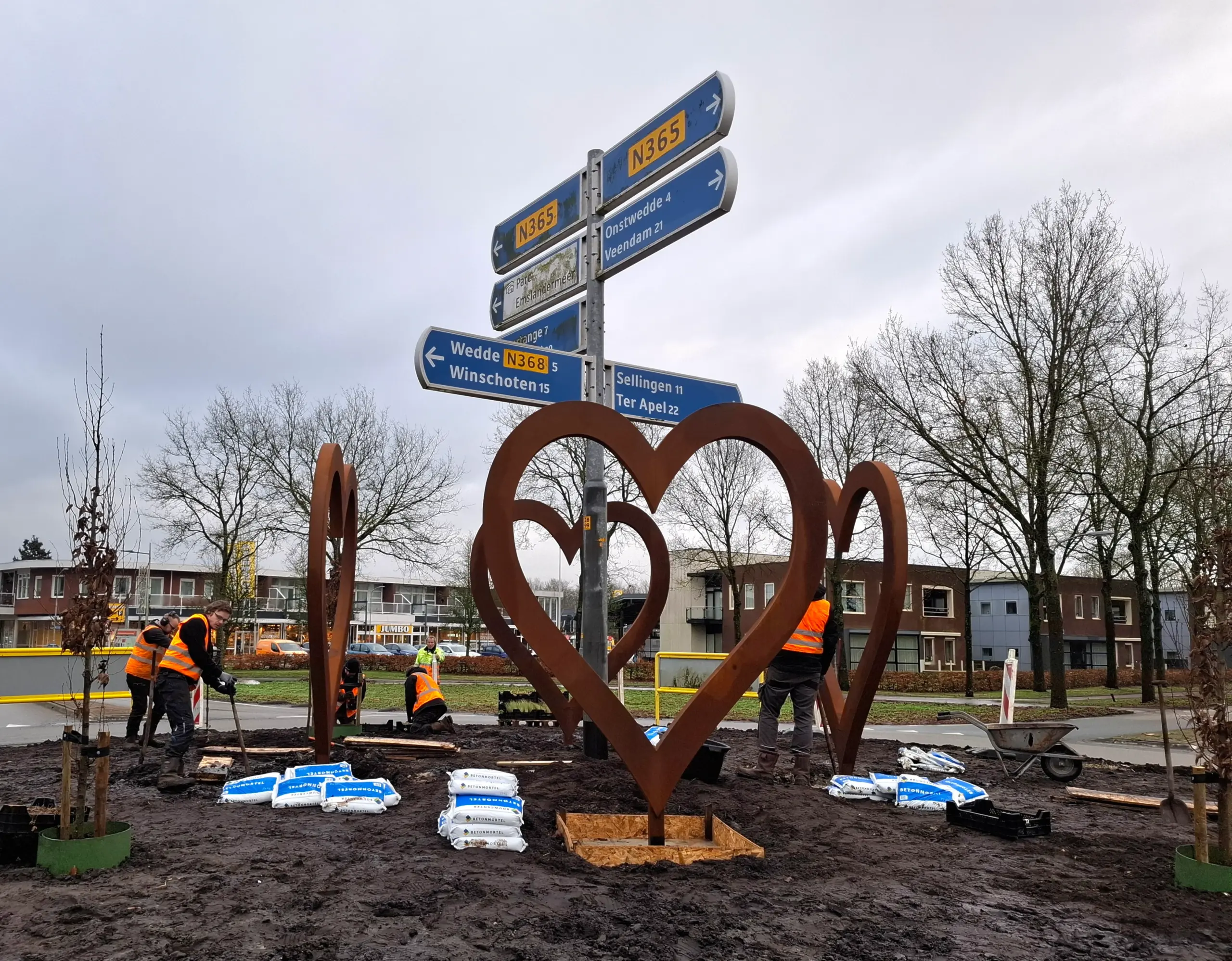 Monumentaal cortenstaal kunstobject met organische vormen